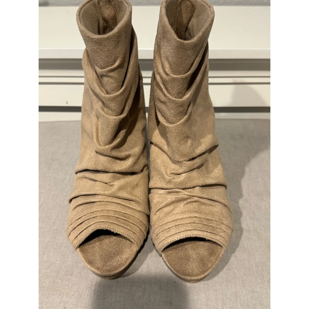 Women's Fioni Beige faux suede slouch Peep Toe Ankle Boots & Booties Size 9.5